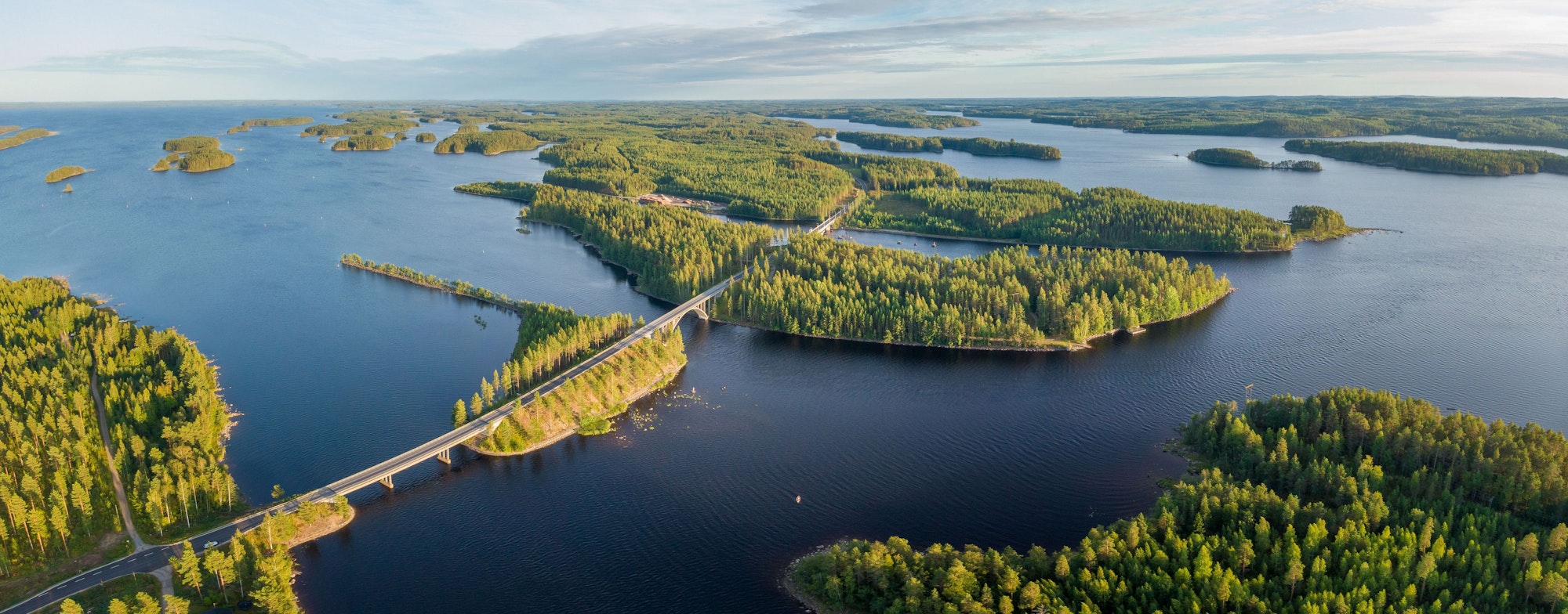 Auf Ihrer Mietwagenreise erwarten Sie immer wieder spektakuläre Ausblicke auf den glitzernden See und die tiefgrünen Wälder. Ein besonderes Highlight ist die Fahrt über den Punkaharju-Kamm.