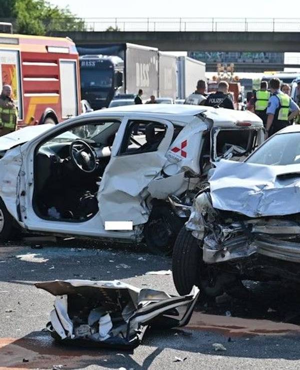 Bei einem schweren Auffahrunfall mit mindestens fünf beteiligten Fahrzeugen am Dienstagmorgen (3. Juni) auf der Bundesautobahn 4 zwischen Frechen und Kerpen sind sechs Menschen teils schwer verletzt worden.