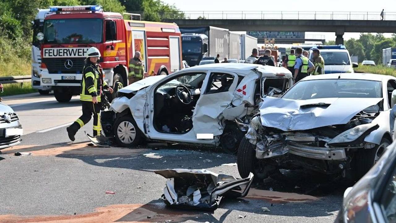 Bei einem schweren Auffahrunfall mit mindestens fünf beteiligten Fahrzeugen am Dienstagmorgen (3. Juni) auf der Bundesautobahn 4 zwischen Frechen und Kerpen sind sechs Menschen teils schwer verletzt worden.
