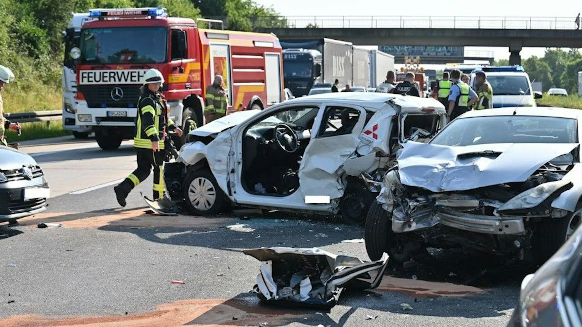 Bei einem schweren Auffahrunfall mit mindestens fünf beteiligten Fahrzeugen am Dienstagmorgen (3. Juni) auf der Bundesautobahn 4 zwischen Frechen und Kerpen sind sechs Menschen teils schwer verletzt worden.