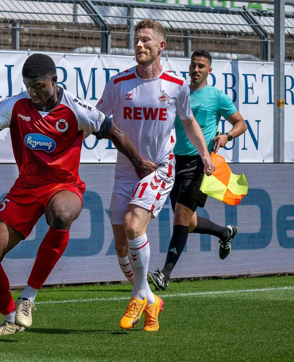 Innenverteidiger Zoumana Keita am 20. Juli 2024 im Zweikampf mit FC-Profi Florian Kainz.