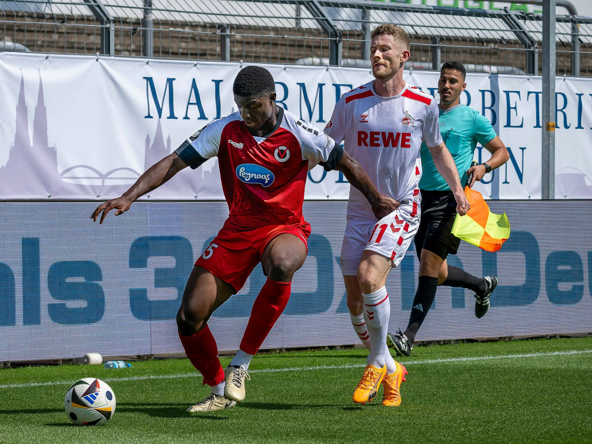 Innenverteidiger Zoumana Keita am 20. Juli 2024 im Zweikampf mit FC-Profi Florian Kainz.