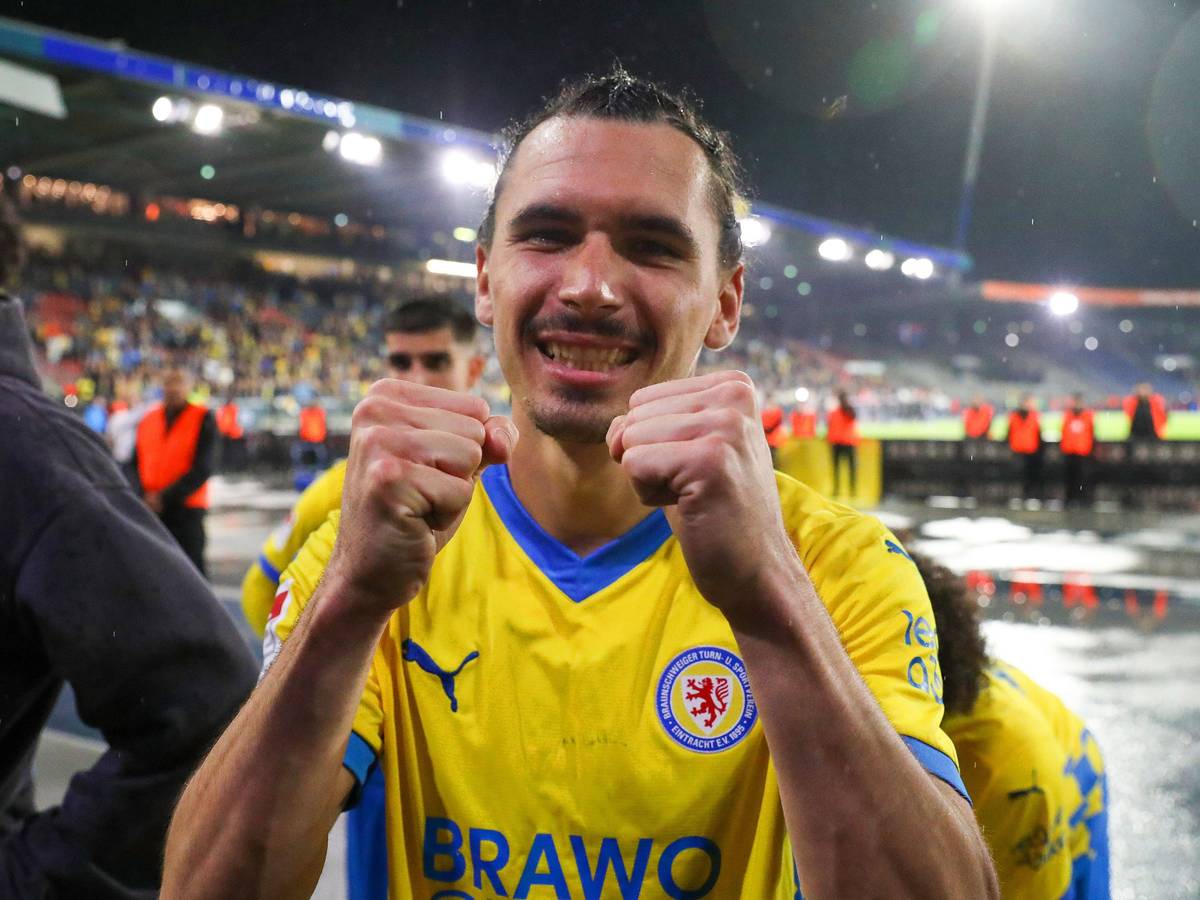 Rayan Philippe (Eintracht Braunschweig) jubelt.