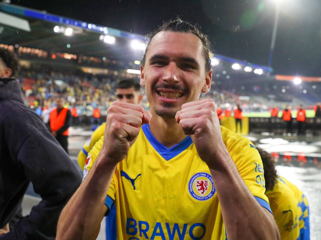 Rayan Philippe (Eintracht Braunschweig) jubelt.
