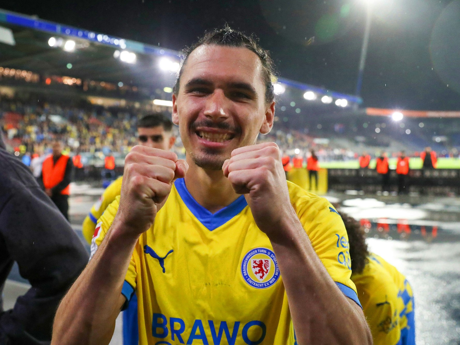 Rayan Philippe (Eintracht Braunschweig) jubelt.