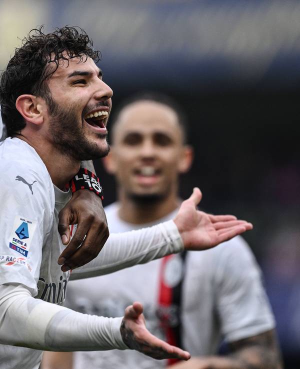 Rafa Leao und Lucas Hernandez bejubeln einen Treffer im Milan-Trikot.