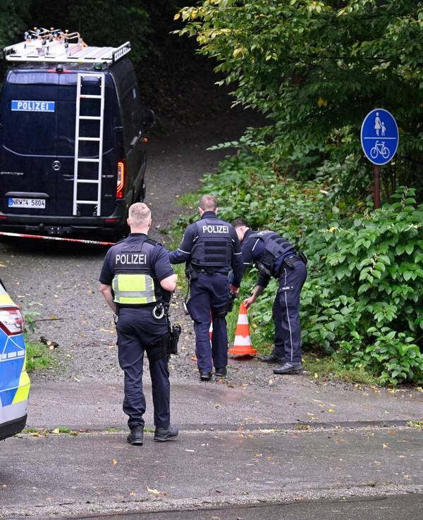 Polizisten sind im September 2024 in der Nähe des Tatorts in Solingen im Einsatz.