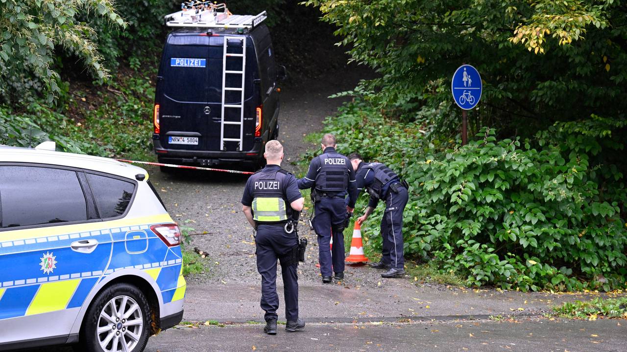 Polizisten sind im September 2024 in der Nähe des Tatorts in Solingen im Einsatz.