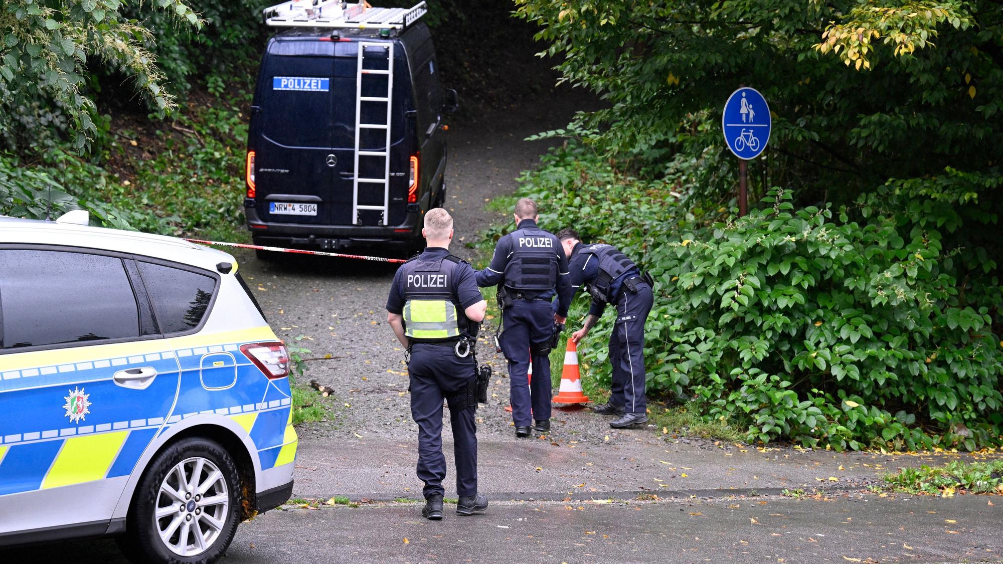 Polizisten sind im September 2024 in der Nähe des Tatorts in Solingen im Einsatz.