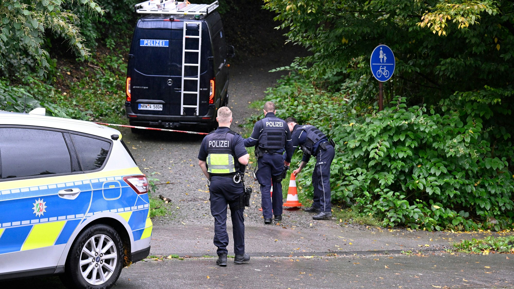 Polizisten sind im September 2024 in der Nähe des Tatorts in Solingen im Einsatz.