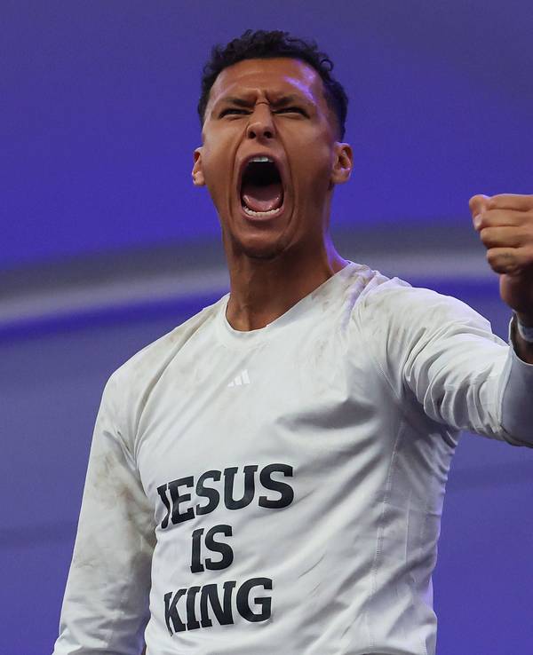 Davie Selke feiert den Aufstieg auf der Tribüne im Volksparkstadion mit einem „Jesus is King“-Shirt.