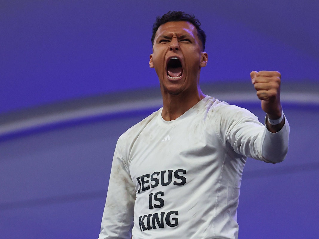 Davie Selke feiert den Aufstieg auf der Tribüne im Volksparkstadion mit einem „Jesus is King“-Shirt.