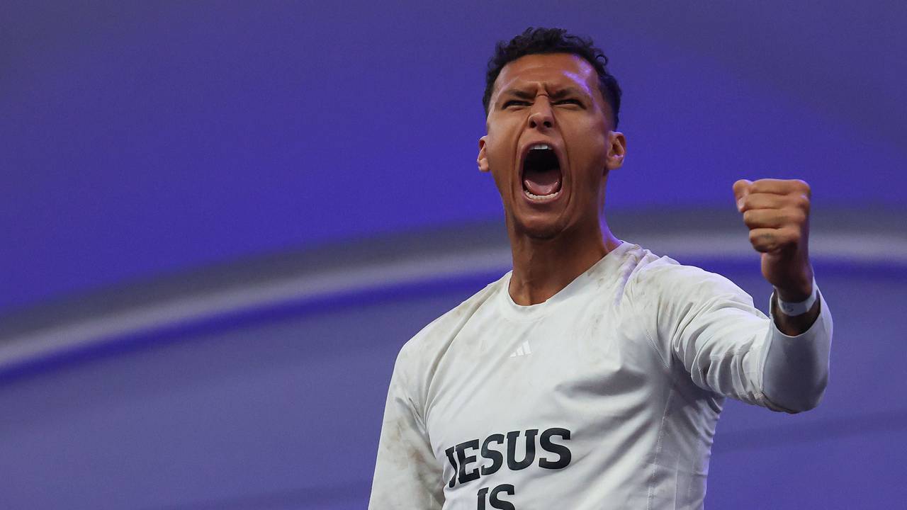 Davie Selke feiert den Aufstieg auf der Tribüne im Volksparkstadion mit einem „Jesus is King“-Shirt.