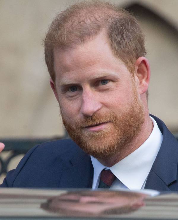 Prinz Harry soll darüber nachgedacht haben, den Nachnamen seiner verstorbenen Mutter Diana anzunehmen.