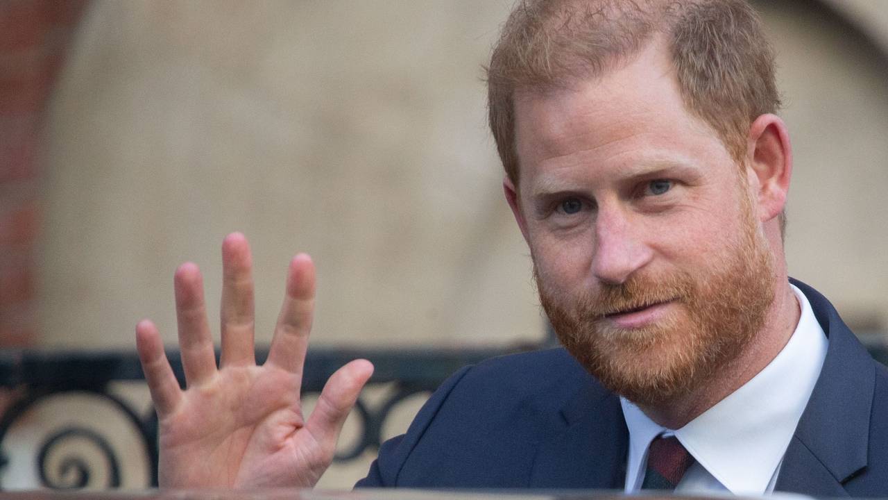 Prinz Harry soll darüber nachgedacht haben, den Nachnamen seiner verstorbenen Mutter Diana anzunehmen.