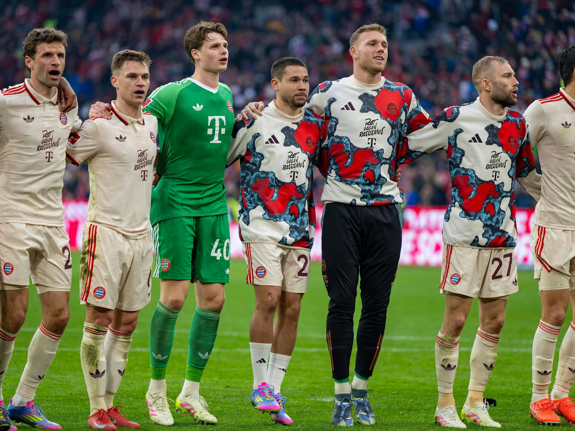 Bayern-Torwart Daniel Peretz (5.v.l.) feierte nach dem Sieg am 29. März 2025 gemeinsam mit seinen Teamkollegen den Sieg gegen St. Pauli.