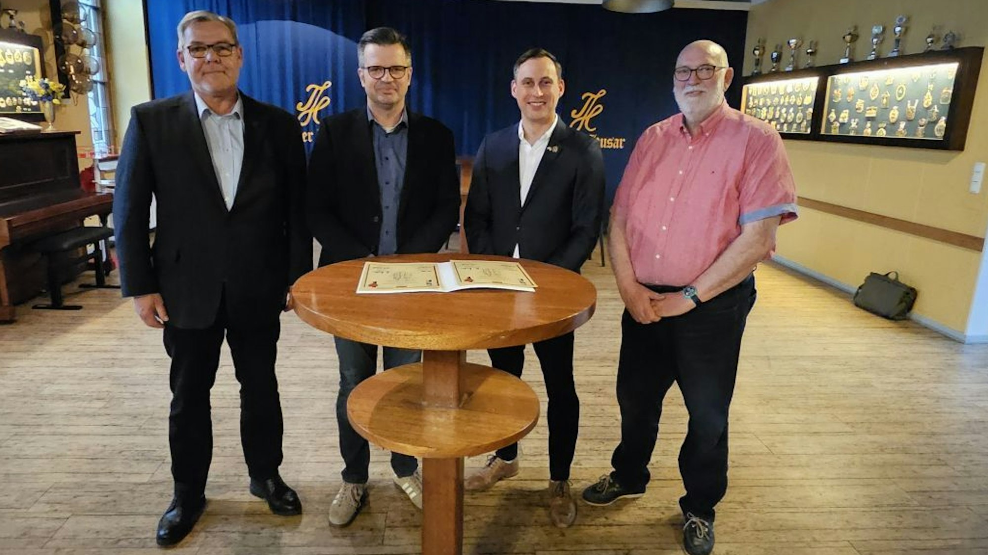 Berthold Diller, Marc Dingler, Sascha Klupsch und Kurt Wietheger stehen im Treuer Husar-Casino.