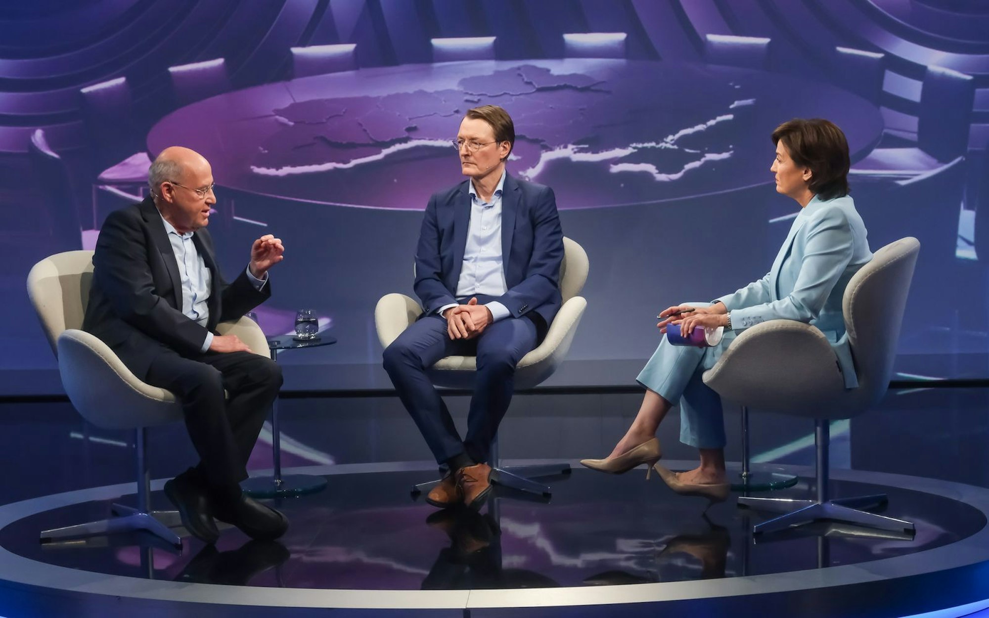Linken-Politiker Gregor Gysi (links) und der ehemalige Bundesgesundheitsminister Karl Lauterbach im Streitgespräch bei „Maischberger“. (Bild: WDR/Oliver Ziebe)