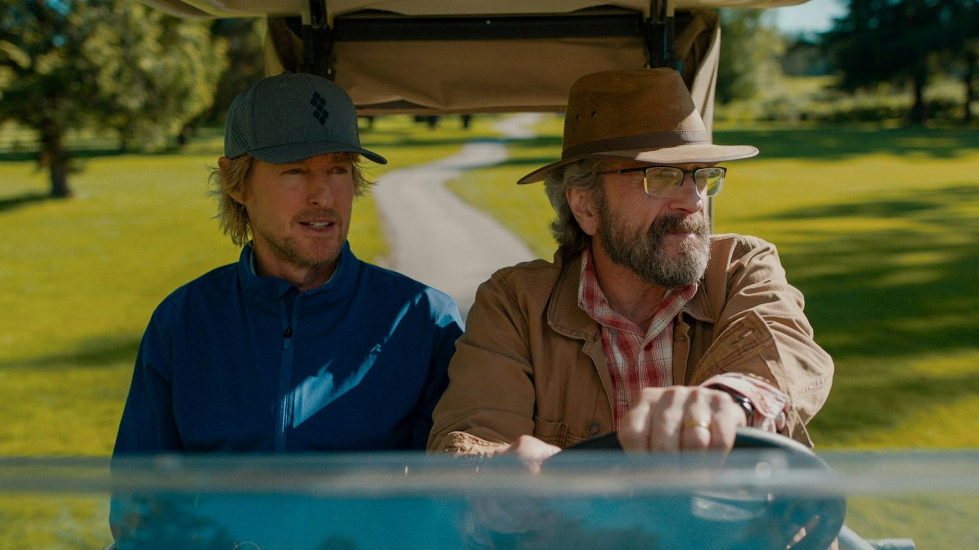 Pryce Cahill (Owen Wilson, links) konnte sich immer auf seinen Caddy Mitts (Marc Maron) verlassen: Der Mann ist zwar immer etwas griesgrämig, hat aber das Herz am rechten Fleck. (Bild: © Apple TV+)