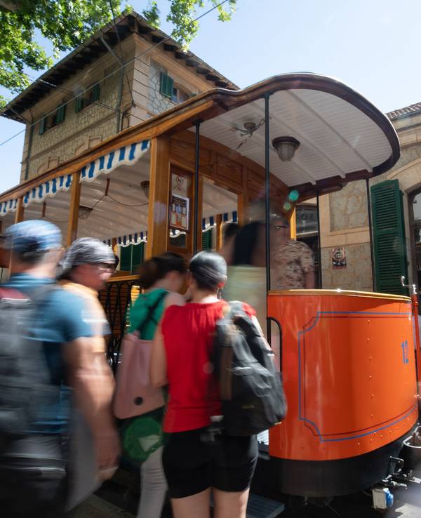 Ein 17-jähriger Deutscher wurde auf Mallorca festgenommen. Das Symbolfoto zeigt eine Straßenbahn zwischen dem Dorf Soller und dem Hafen auf Mallorca.