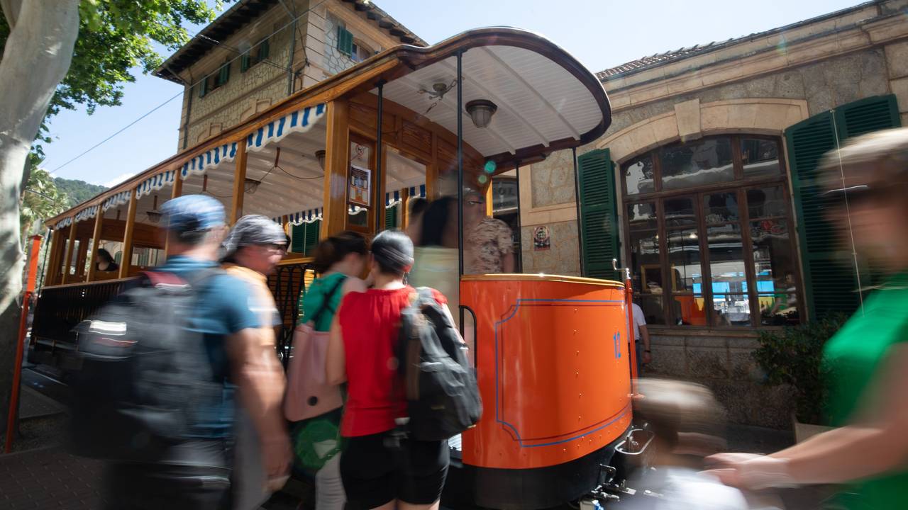 Ein 17-jähriger Deutscher wurde auf Mallorca festgenommen. Das Symbolfoto zeigt eine Straßenbahn zwischen dem Dorf Soller und dem Hafen auf Mallorca.