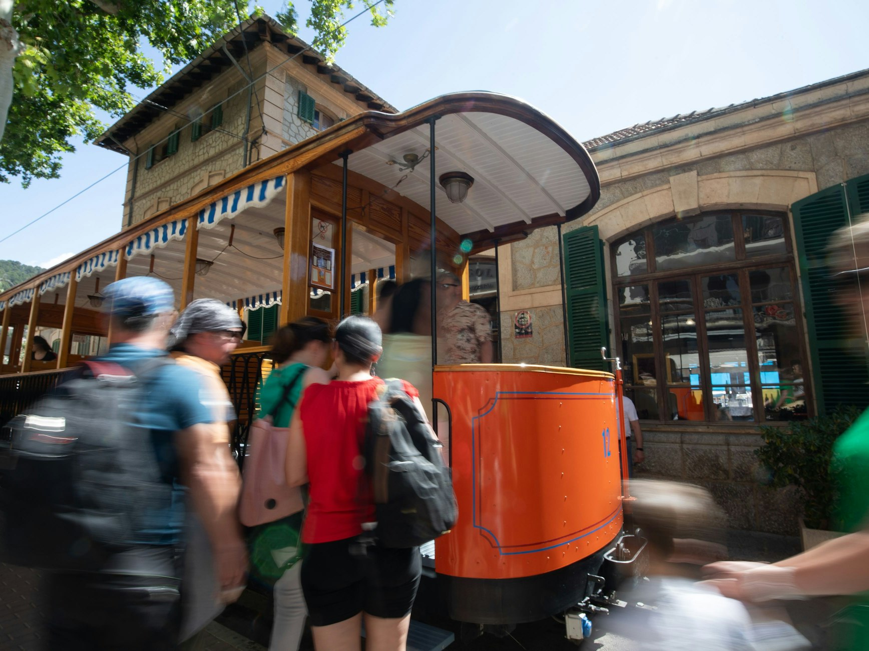 Ein 17-jähriger Deutscher wurde auf Mallorca festgenommen. Das Symbolfoto zeigt eine Straßenbahn zwischen dem Dorf Soller und dem Hafen auf Mallorca.