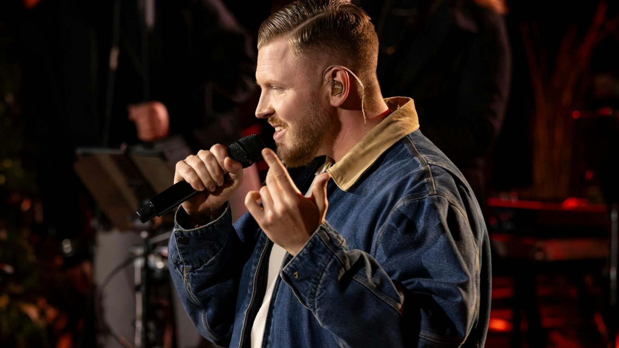 Rapper FiNCH wünschte sich in seiner Version von „Sommer, Sonne, Depressionen“ wieder 20 zu sein. (Bild: RTL / Markus Hertrich)