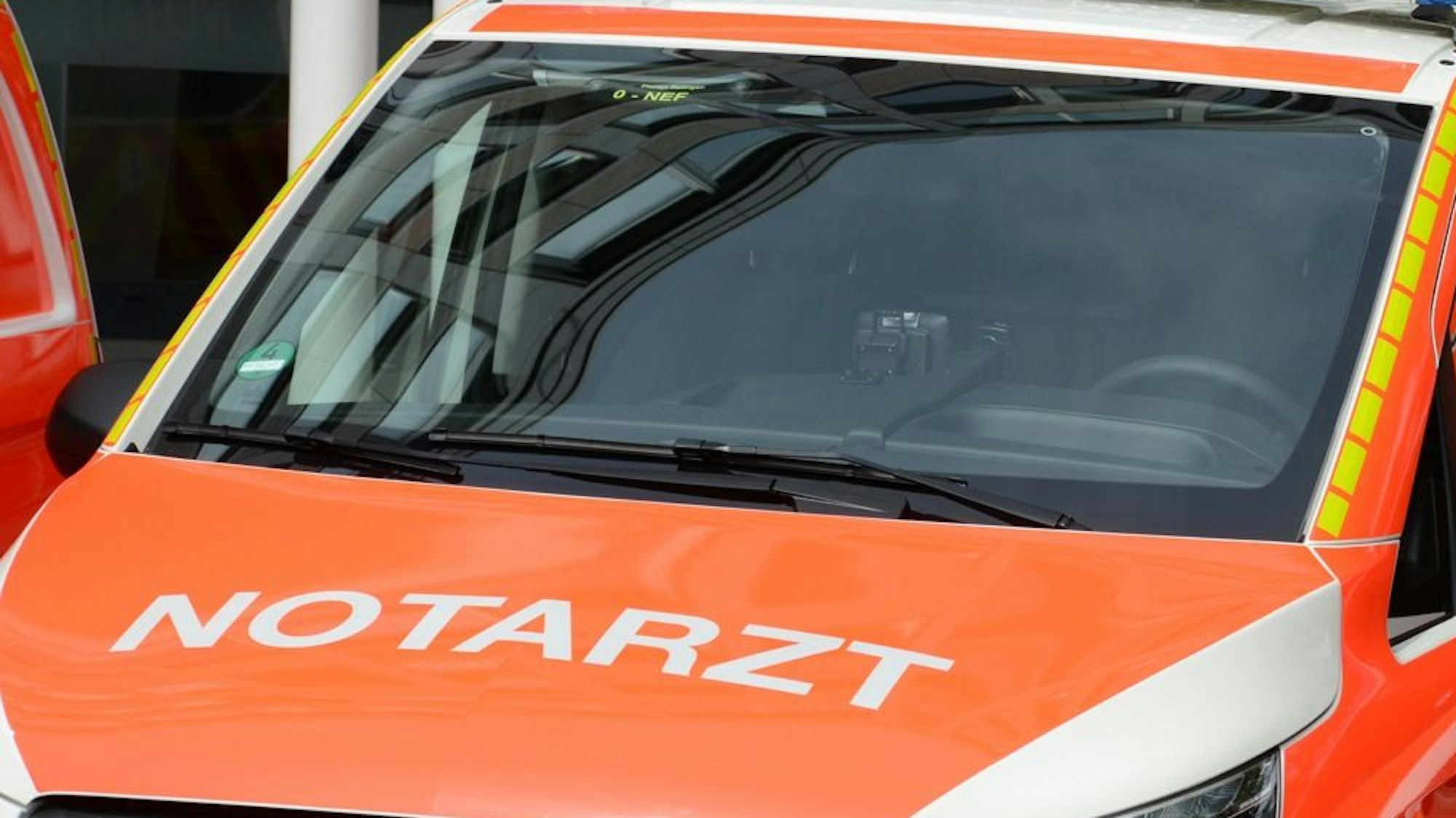 Notarztfahrzeug im Einsatz bei einem Motorradunfall in Monheim am Rhein