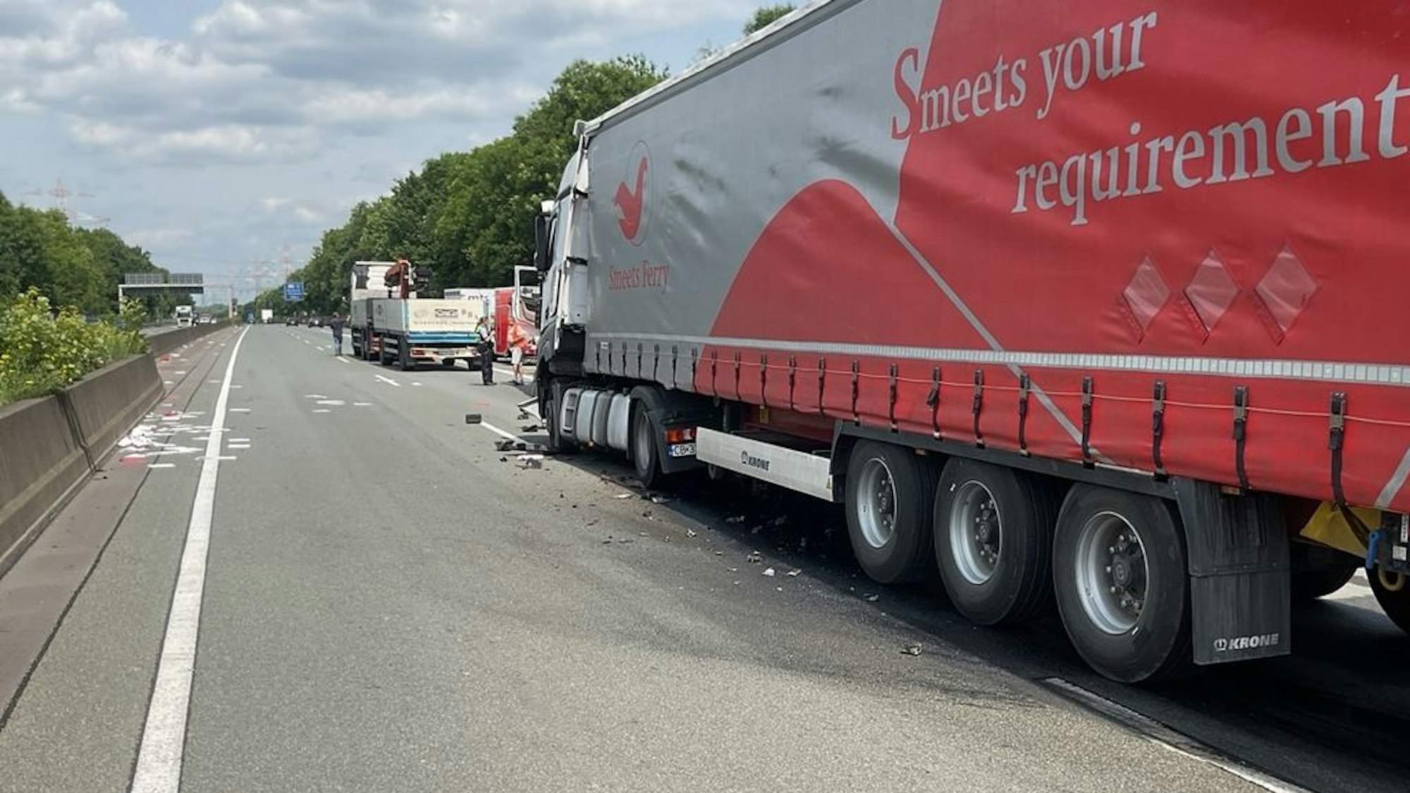 Bei einem Unfall auf der A45 in Fahrtrichtung Oberhausen kollidierten drei LKW. Der Unfall sorgte für Verkehrsbehinderungen im Feierabendverkehr.