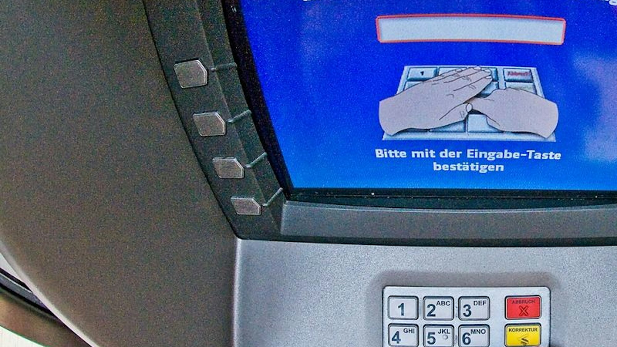 Geldausgabeautomat mit Anzeige zur PIN-Eingabe