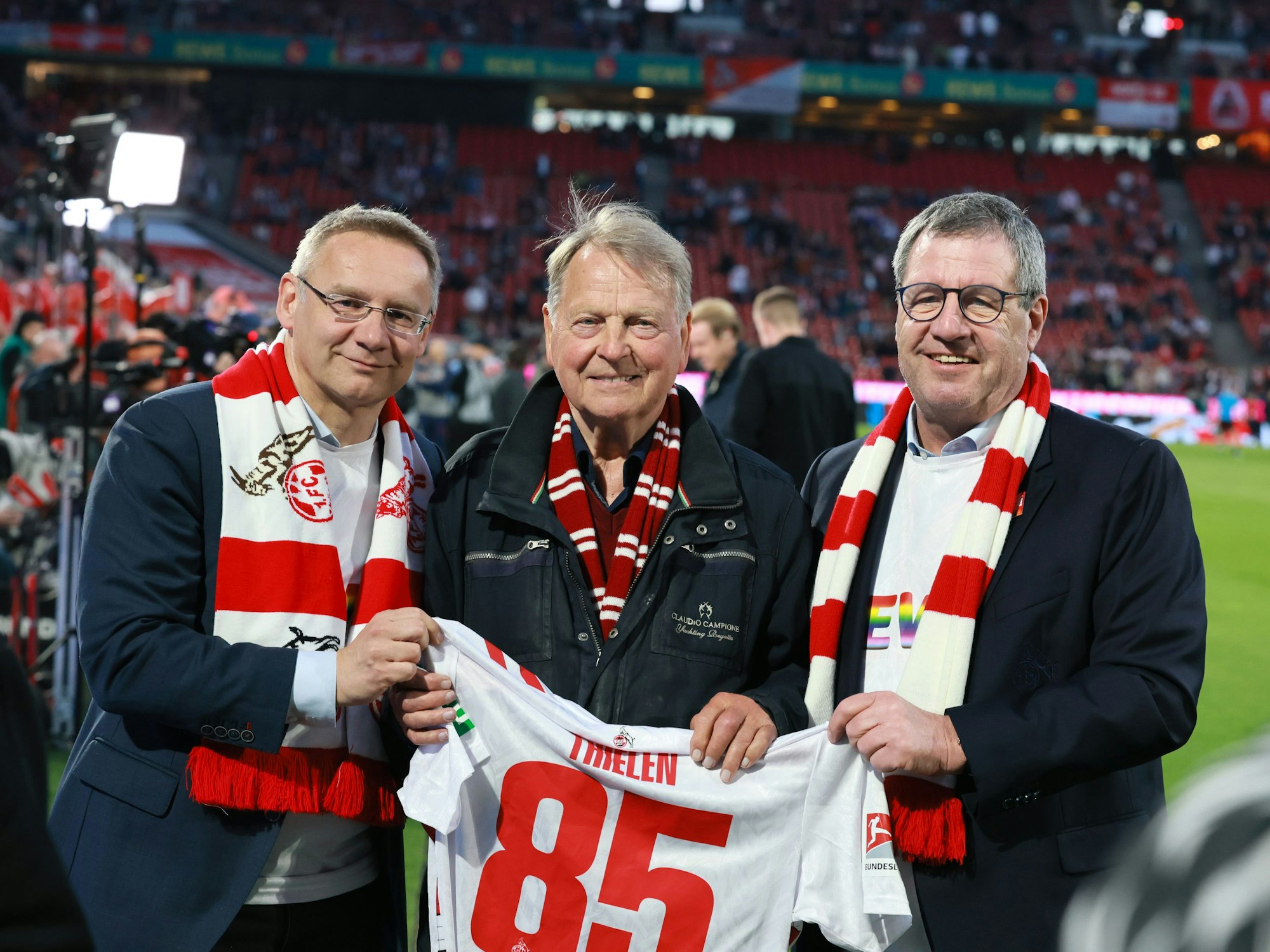 Beim 1. FC Köln werden sie nicht mehr für den Vorstand kandidieren: Präsident Werner Wolf (r.) und Vize Eckhard Sauren (l.) am 5. April 2025 gemeinsam mit Karl Heinz Thielen vor dem Spiel gegen Hertha BSC.