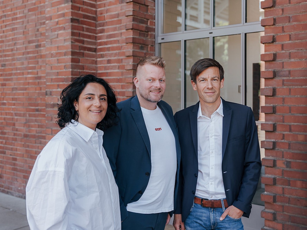 Tugba Tekkal, Wilke Stroman und Carsten Wettich (v. l.) im Juni 2025 in Köln – sie wollen das neue Präsidium des 1. FC Köln stellen.