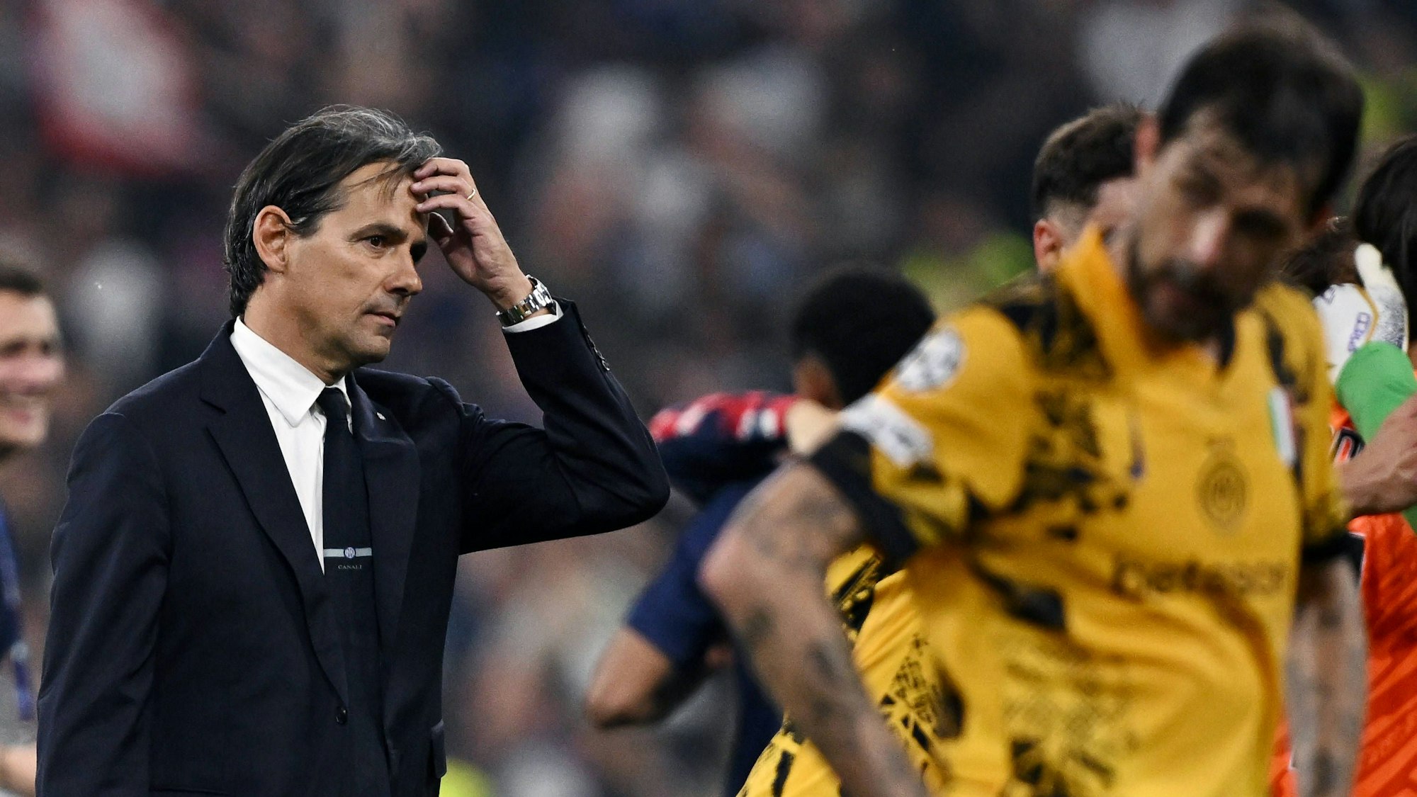 Simone Inzaghi streicht sich über die Stirn.