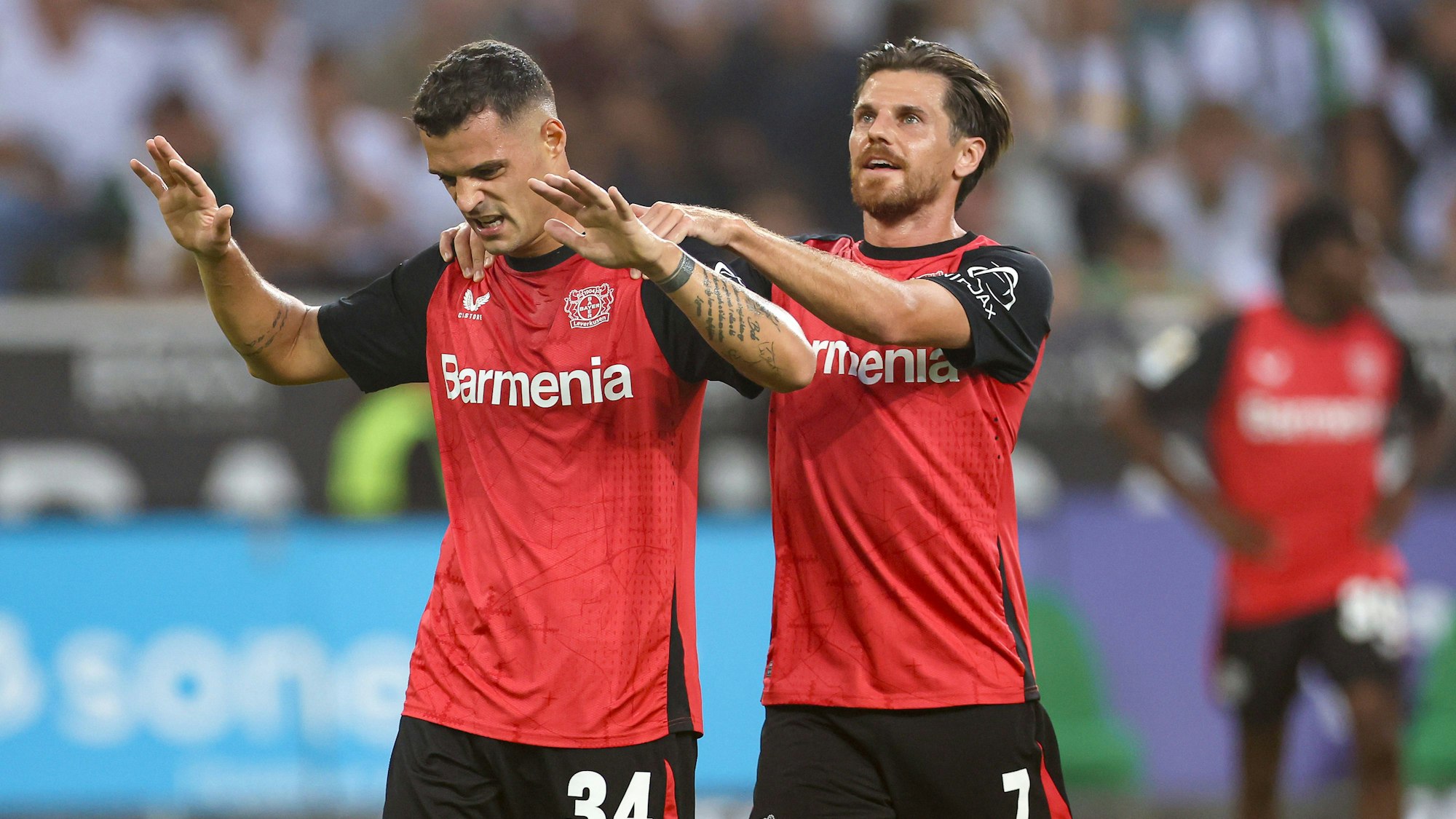 Granit Xhaka beim Torjubel mit Jonas Hofmann.