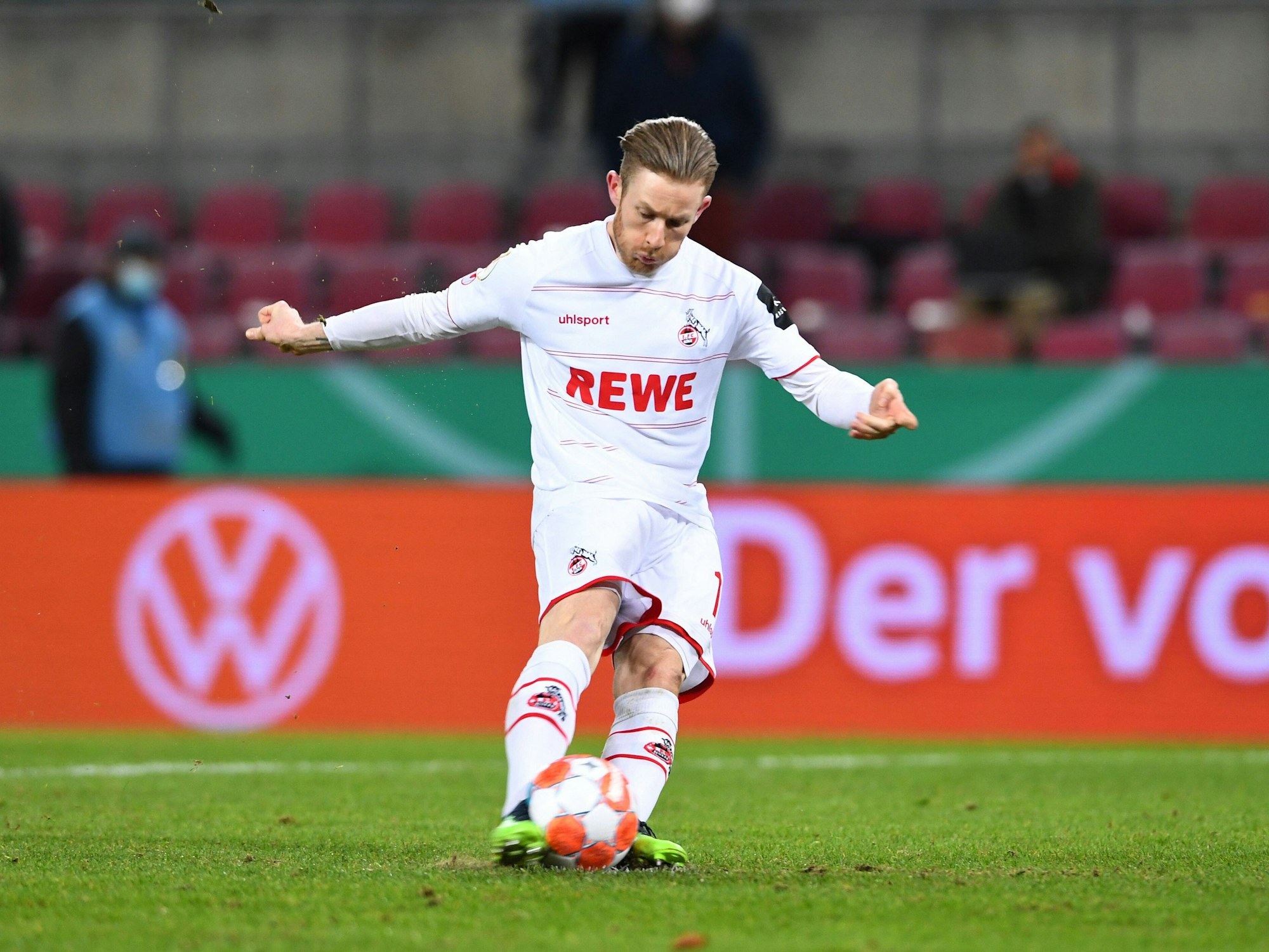 Der Moment als Florian Kainz beim Elfmeter gegen den HSV den Ball mit seinem rechten Fuß an sein eigenes Standbein schoss.