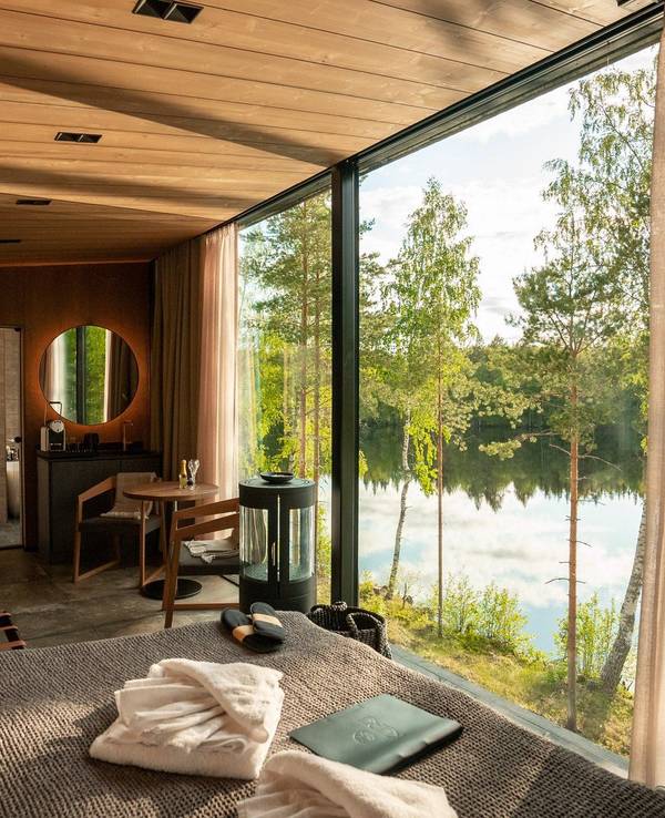 In luxuriösen Unterkünften wie dem Kuru Resort, das eine Oase der Ruhe am Seeufer ist, genießen Sie Ihren Urlaub.