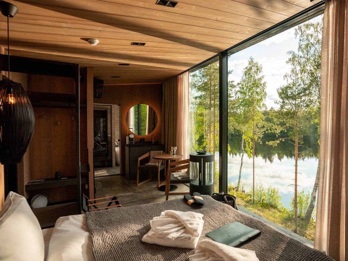 In luxuriösen Unterkünften wie dem Kuru Resort, das eine Oase der Ruhe am Seeufer ist, genießen Sie Ihren Urlaub.