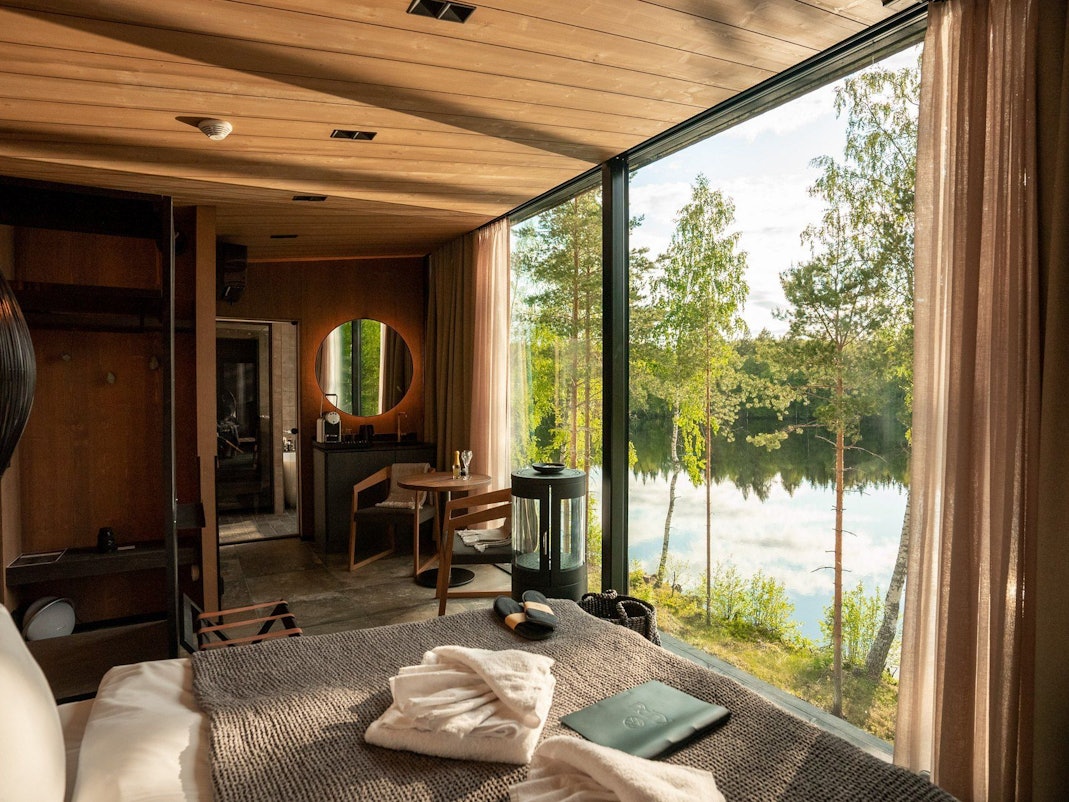 In luxuriösen Unterkünften wie dem Kuru Resort, das eine Oase der Ruhe am Seeufer ist, genießen Sie Ihren Urlaub.