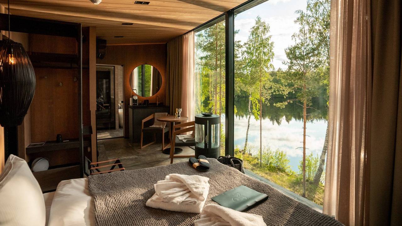 In luxuriösen Unterkünften wie dem Kuru Resort, das eine Oase der Ruhe am Seeufer ist, genießen Sie Ihren Urlaub.