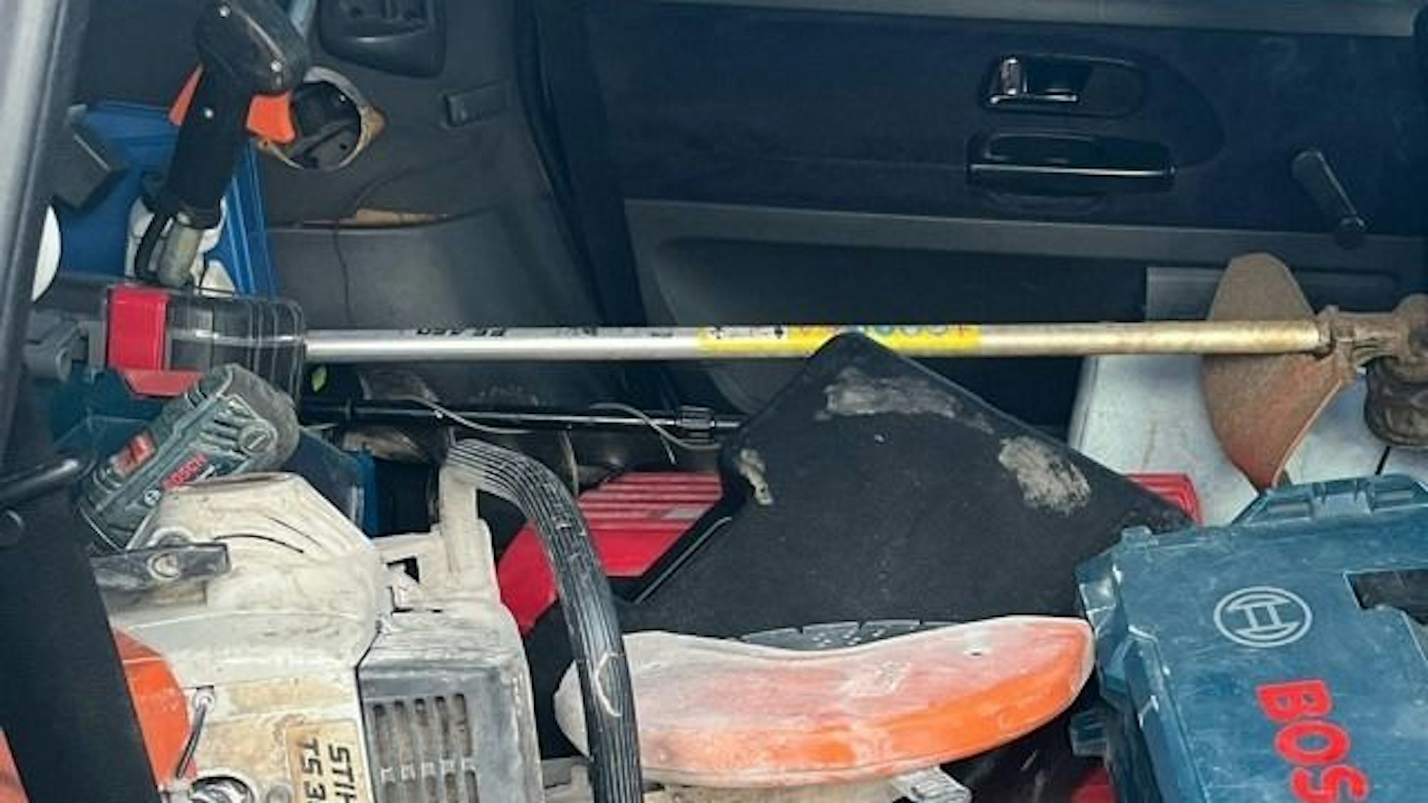 Sichergestellte Baumaschinen und Werkzeuge liegen auf dem Boden ausgebreitet.