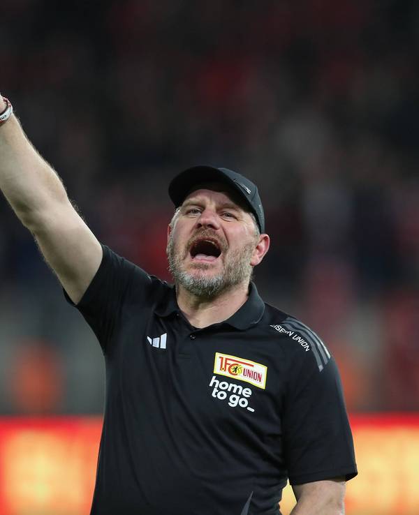 Steffen Baumgart streckt seinen rechten Zeigefinger aus.