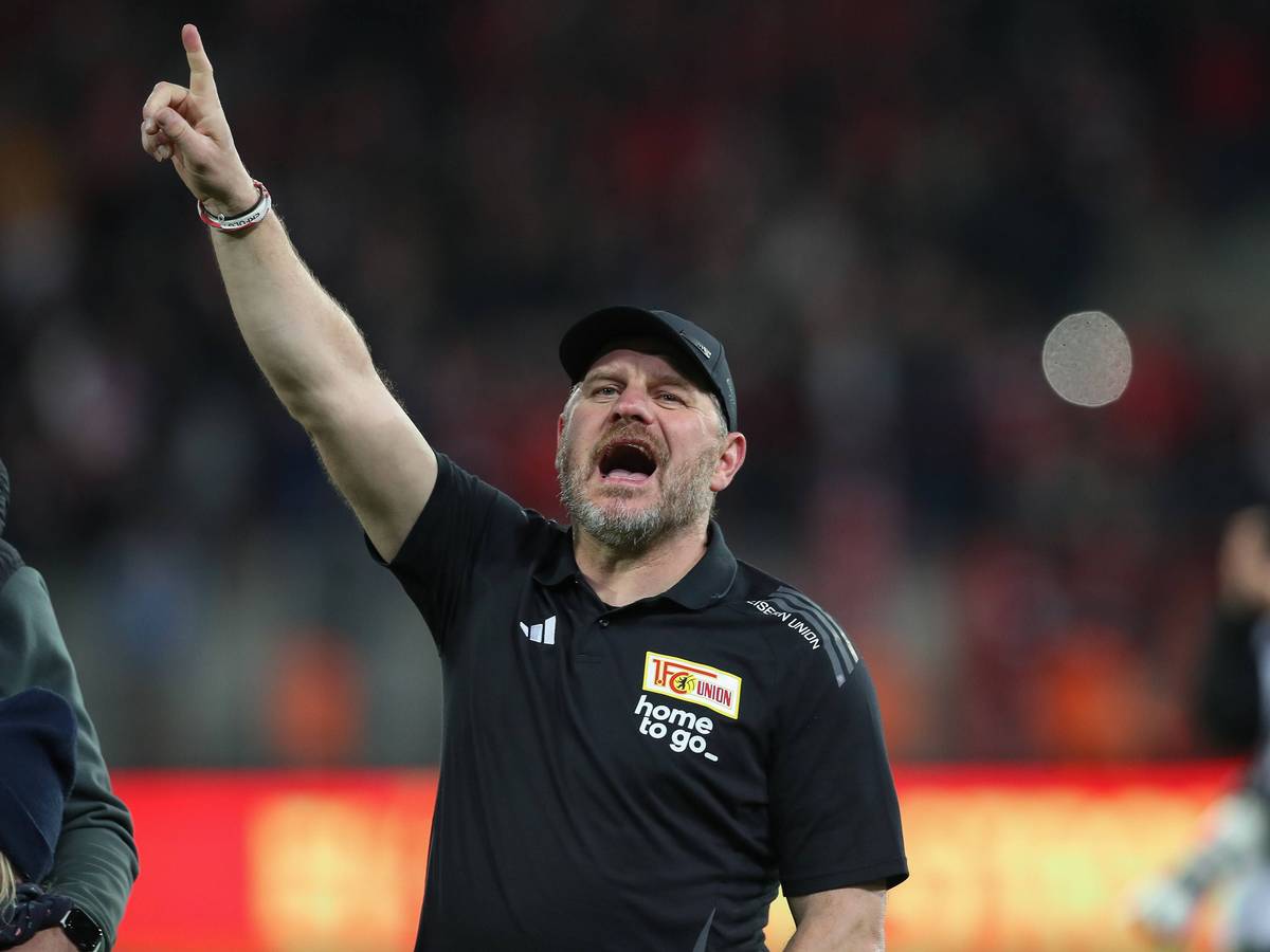Steffen Baumgart streckt seinen rechten Zeigefinger aus.