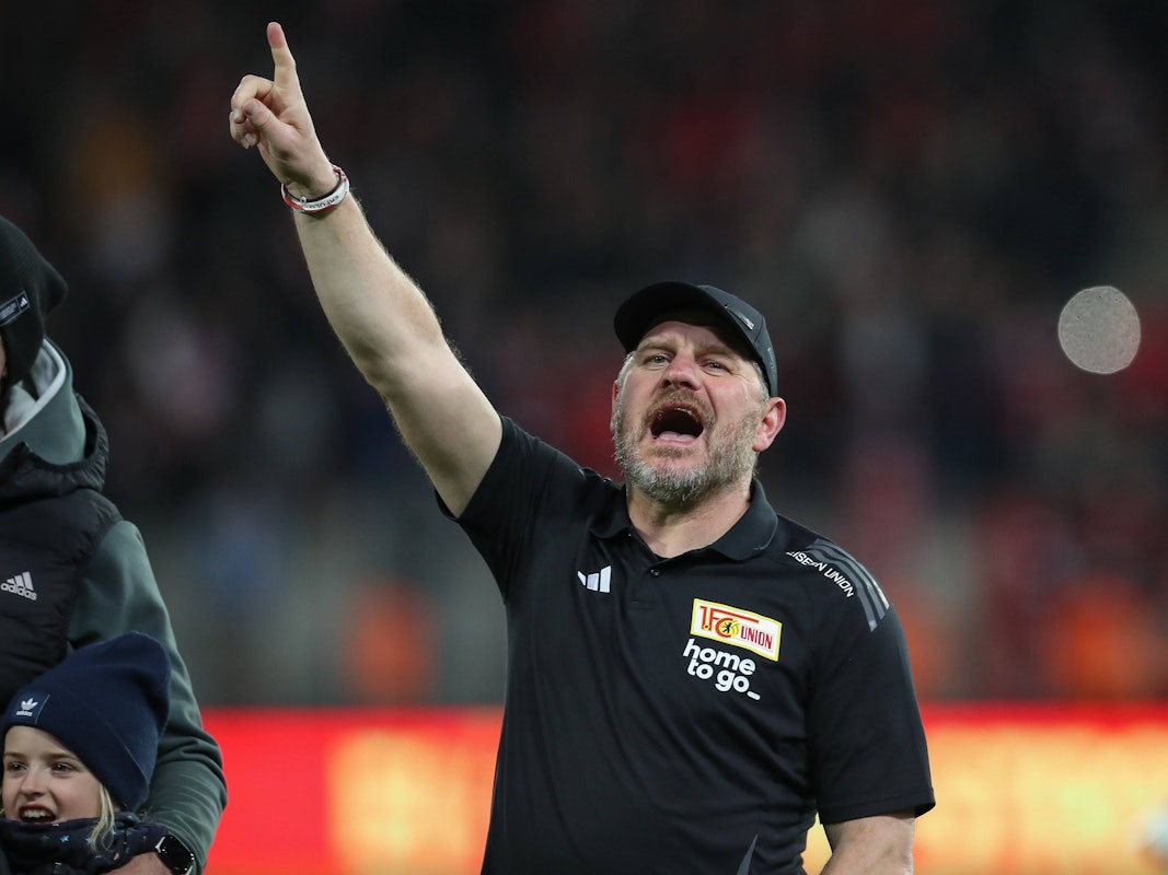 Steffen Baumgart streckt seinen rechten Zeigefinger aus.