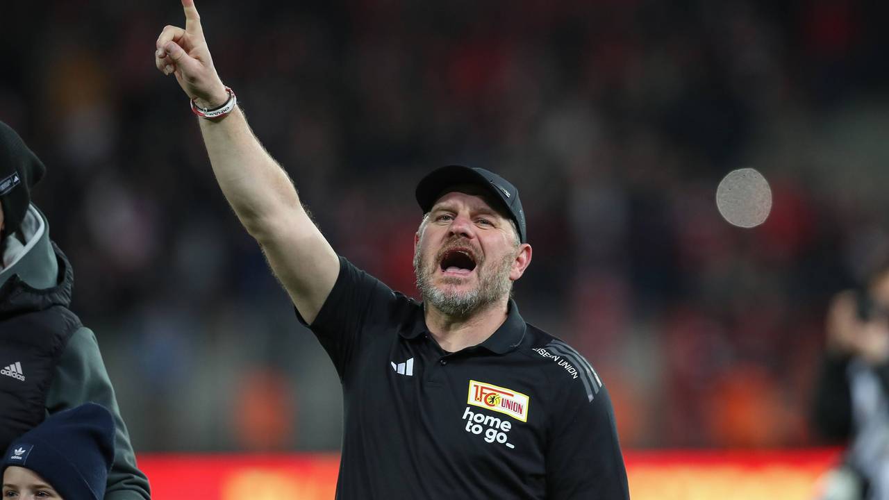 Steffen Baumgart streckt seinen rechten Zeigefinger aus.
