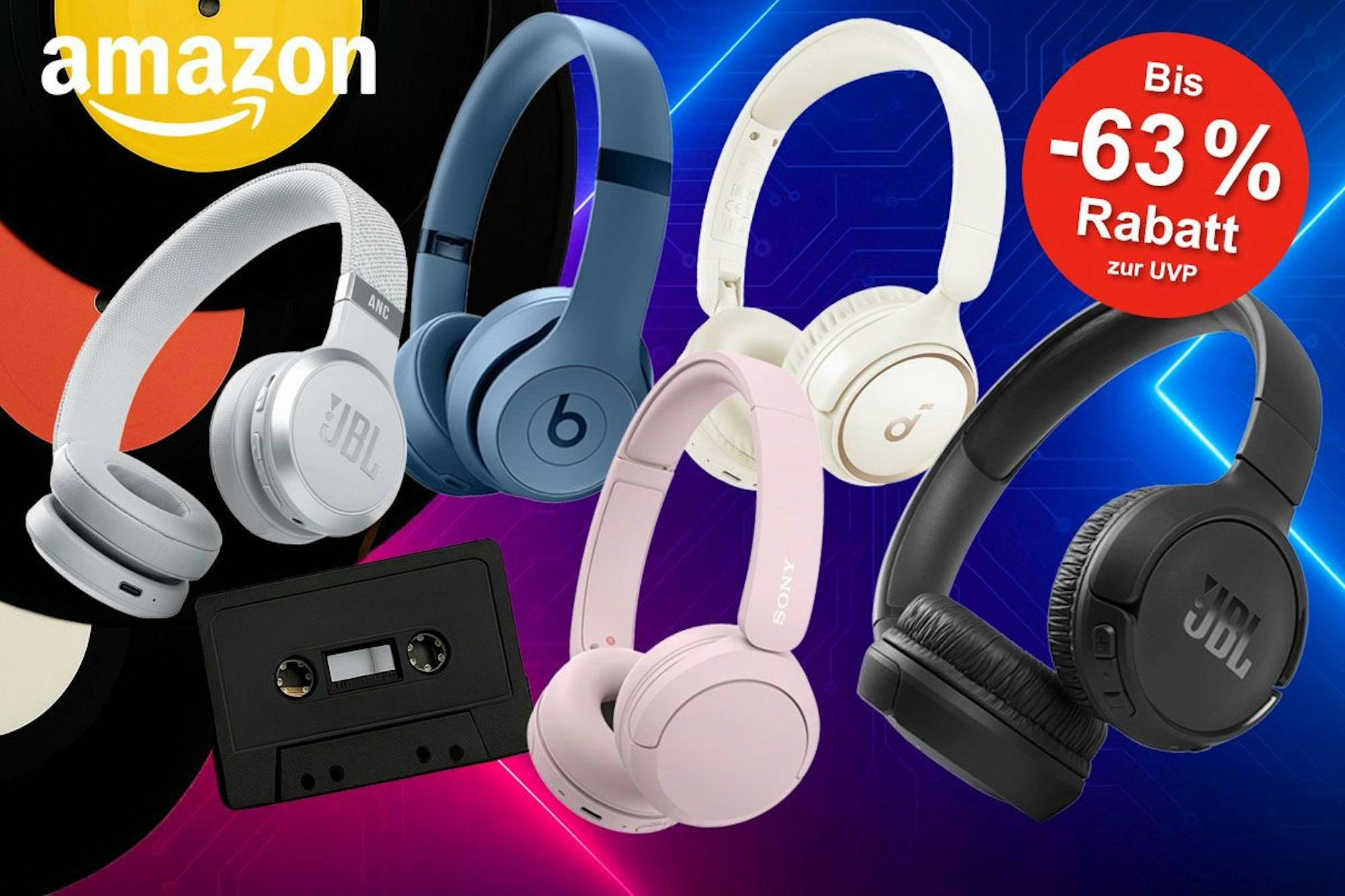 On-Ear-Kopfhörer von JBL, Sony, Soundcore, Beats vor einem Hintergrund mit Vinyl-Platten und Musikkassetten vor Neon-Röhren.
