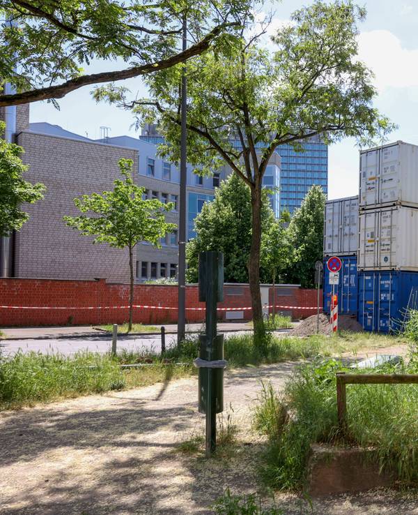 Die Container-Schutzwand in Köln-Lindenthal am 16. Mai 2025