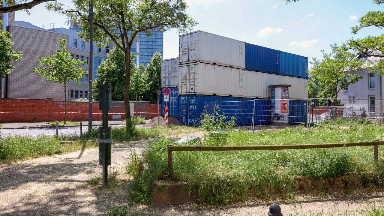 Die Container-Schutzwand in Köln-Lindenthal am 16. Mai 2025