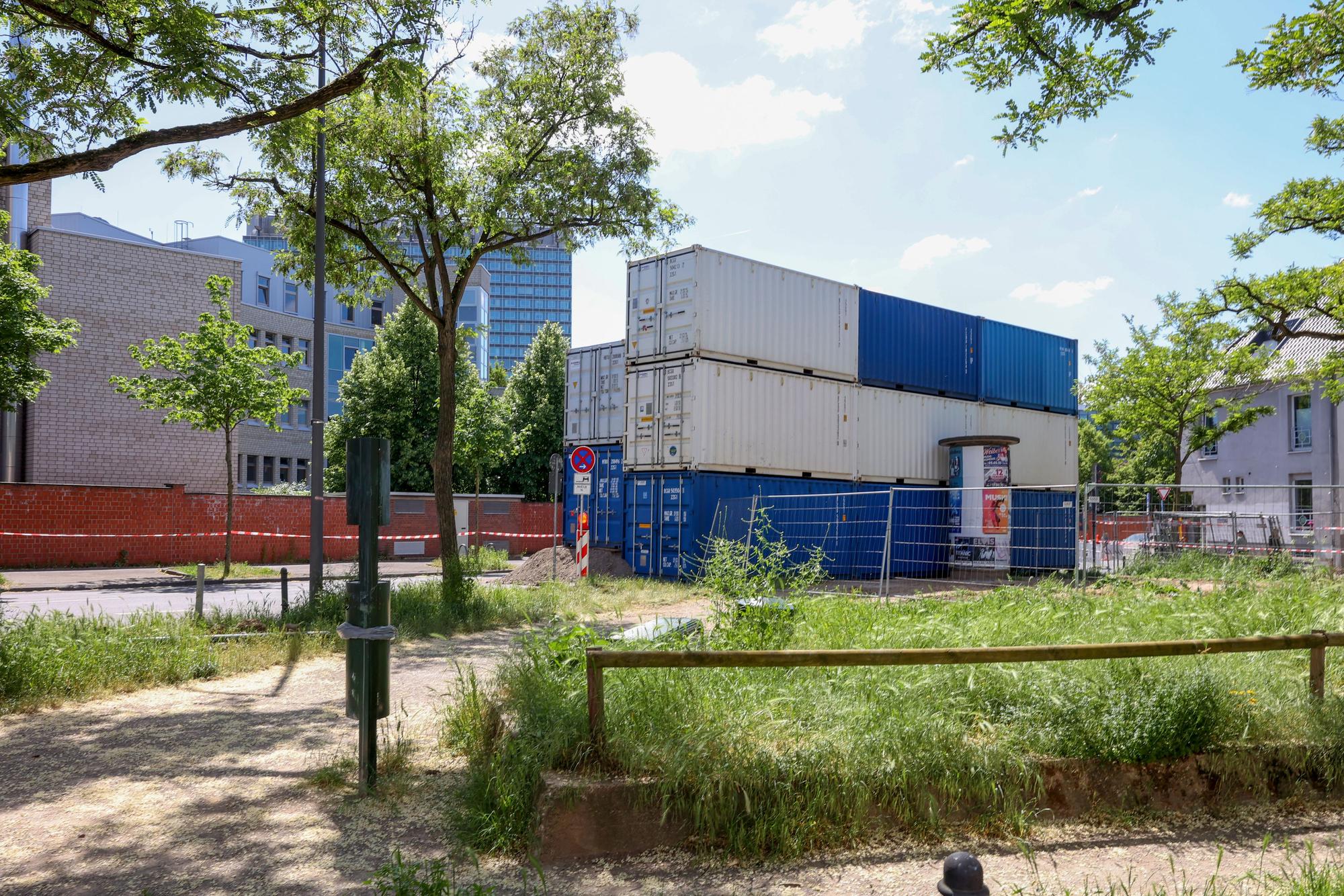 Die Container-Schutzwand in Köln-Lindenthal am 16. Mai 2025