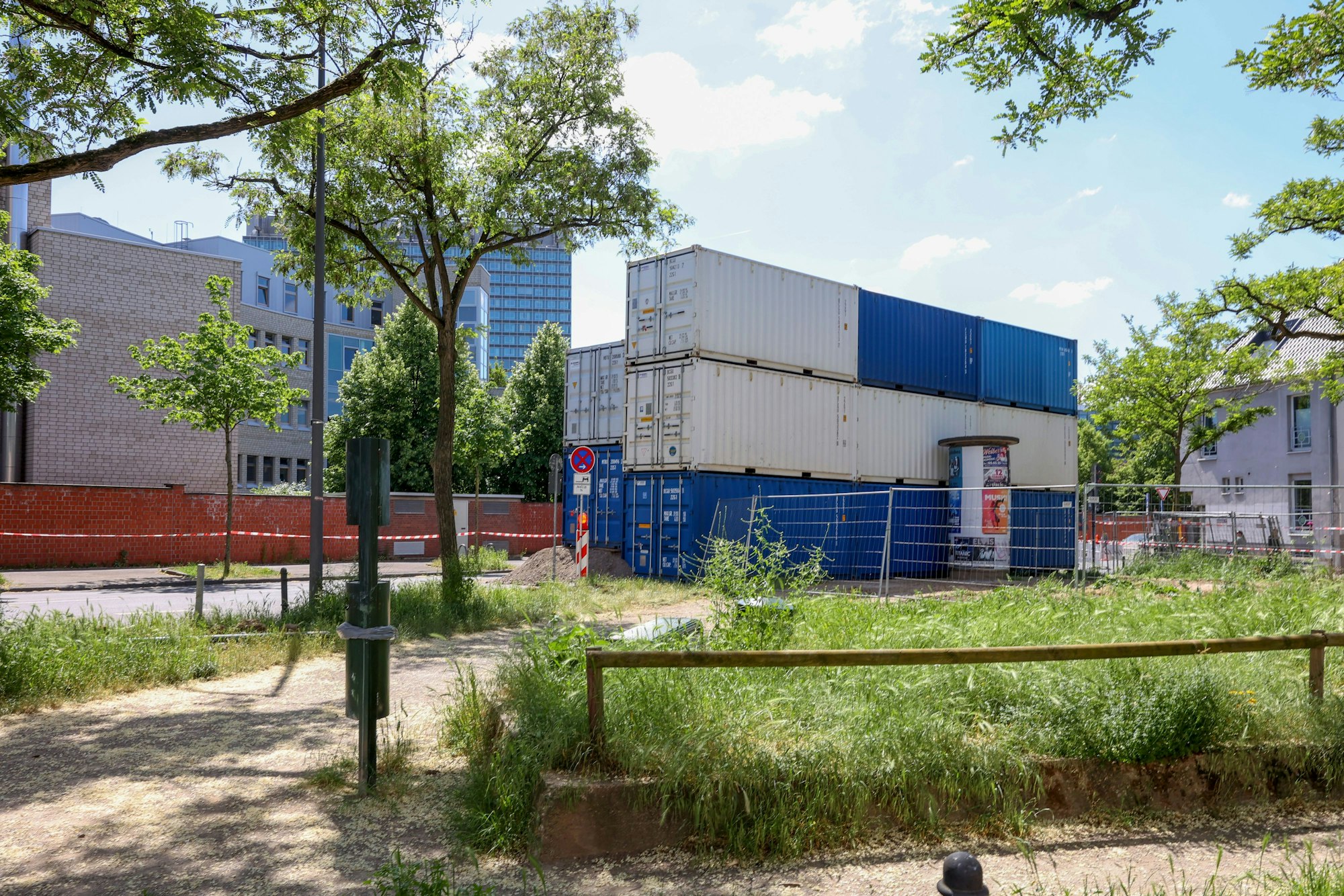 Die Container-Schutzwand in Köln-Lindenthal am 16. Mai 2025