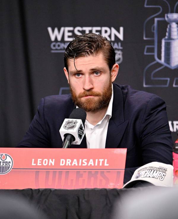 Leon Draisaitl vor dem Stanley-Cup-Finale auf einer Pressekonferenz.